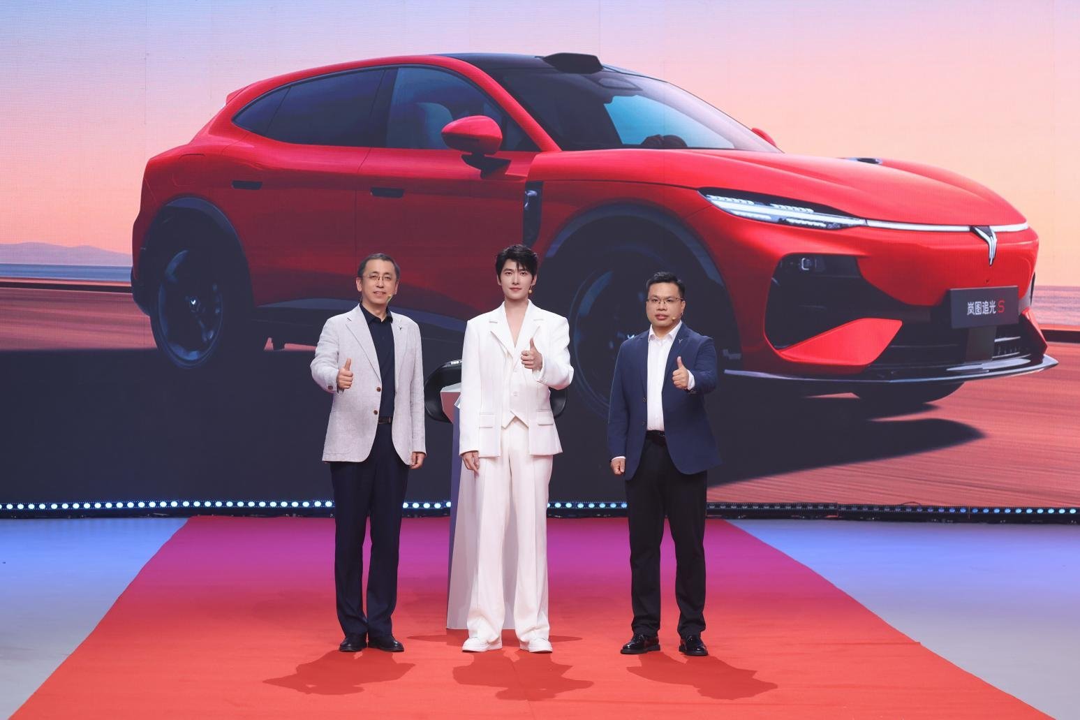 30.99万!岚图追光S正式预售 杨洋当场下订成001号车主