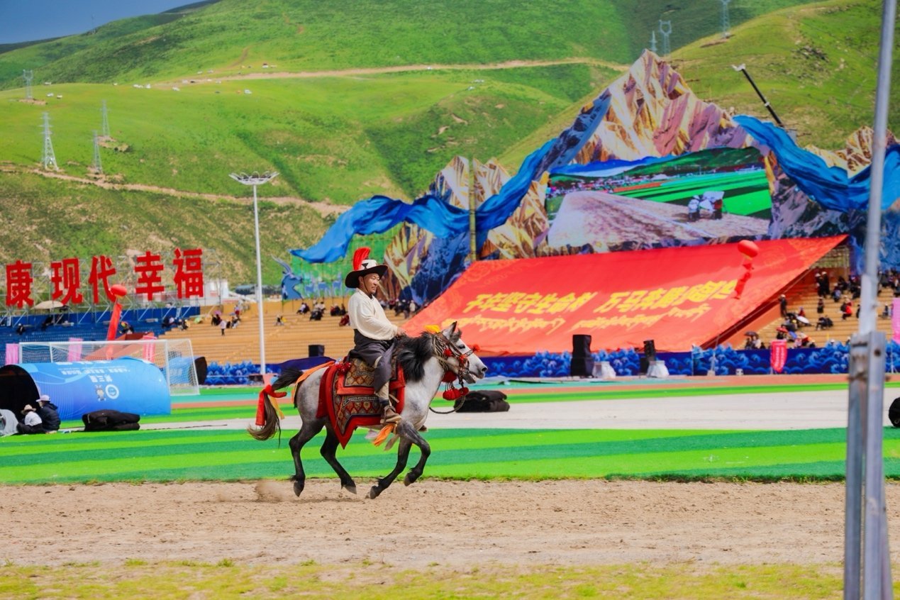 驭电而行，心向江源：北汽极狐助力2026三江源生态文化旅游节盛大启幕