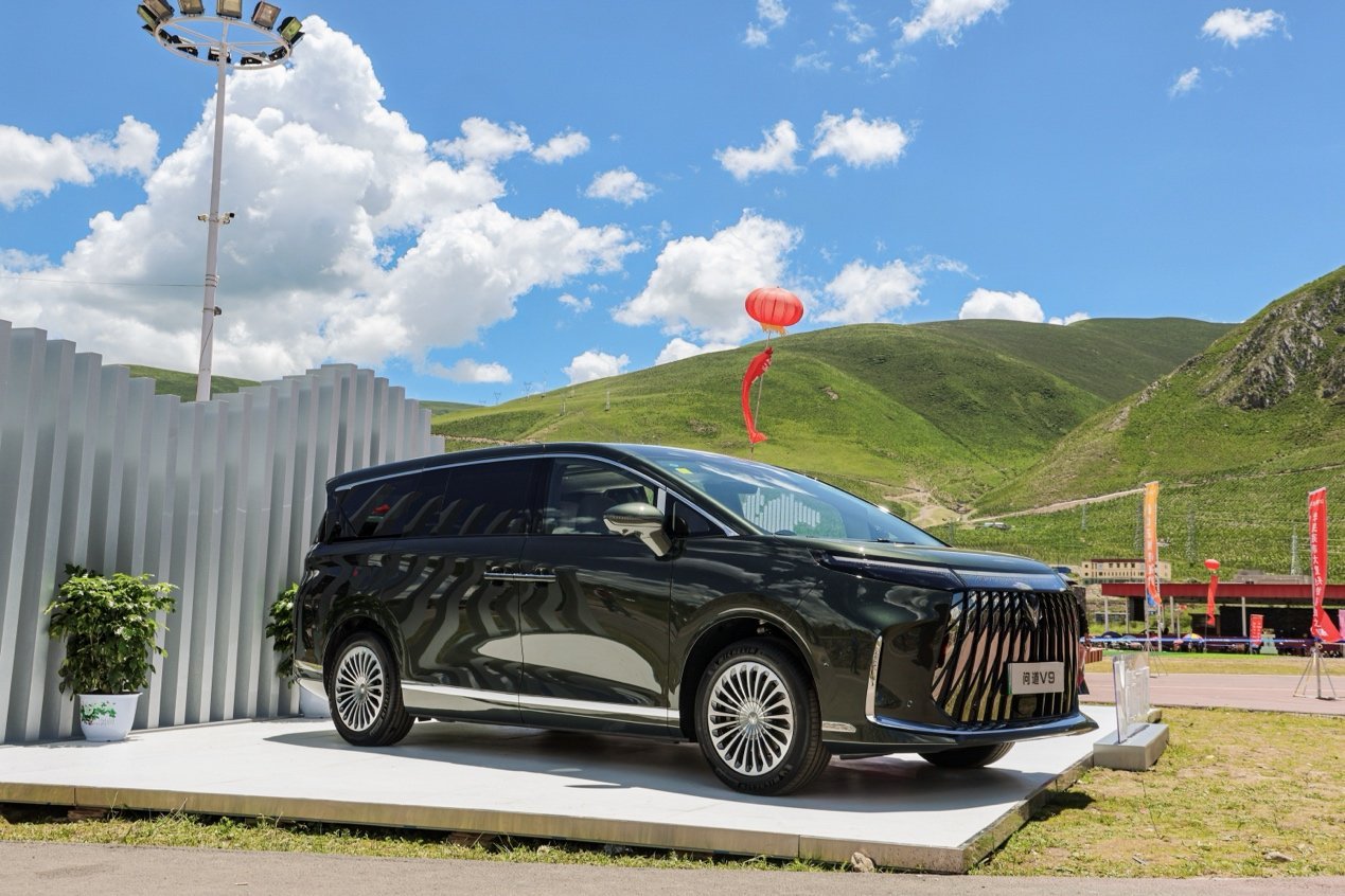 驭电而行，心向江源：北汽极狐助力2026三江源生态文化旅游节盛大启幕