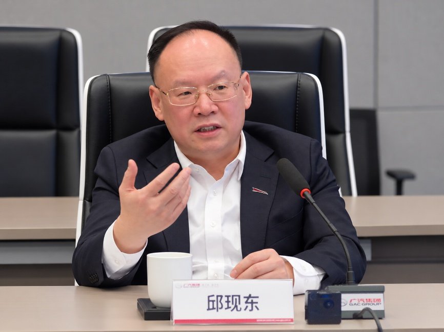 中国一汽董事长邱现东与广汽集团董事长冯兴亚共同出席双方联合…